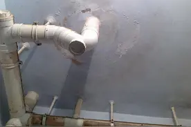 当厕所顶部的下水管漏水时，该找谁负责？图片