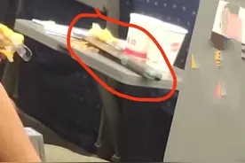 又拿制度搪塞群众？老人高铁上用菜刀削苹果，铁路方面推责式回应图片