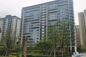 一楼绿地建“私家花园”，老问题困扰新小区图片