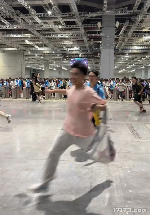 腾讯14款游戏BW抢人，却被韩援Coser抢风头，三天暴涨百万粉