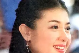 2014年泰国最美王妃，被爆出赤裸趴地给狗喂食，全程多人围观录像图片