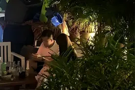 郭艾伦公布新恋情？二人深夜海边热聊，女方长相甜美气质出众图片