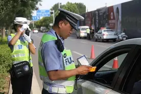 在那么多车中，交警是如何发现无证驾驶的？2个答案，你认同吗？图片