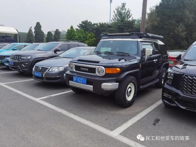 看这个丰田FJ改的很不错，轮毂超级复古，外观颜色也少见。