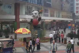 2002年的成都已是二十年前，每一幕都有时代的笑与泪图片