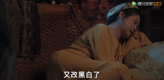 “玉兔精”演大妈，跟年轻小伙抢篮球场，广场舞比赛穿奥特曼战服