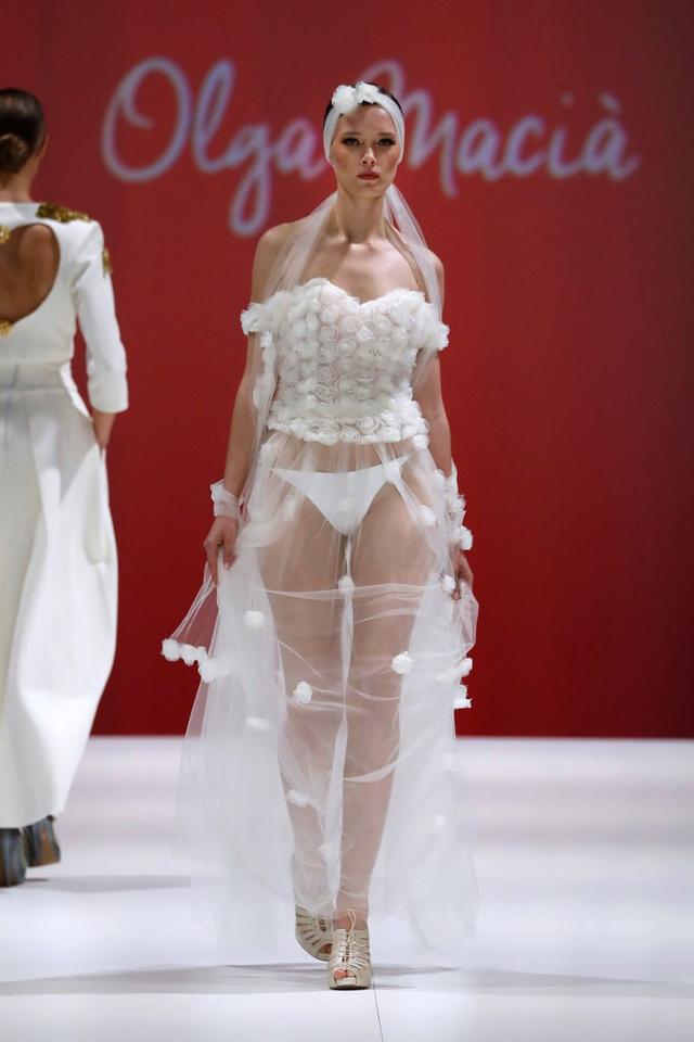 婚纱装扮游戏破解版（2022年欧美热门新趋势祼婚纱巴塞罗那新娘时装周抢先鉴赏）