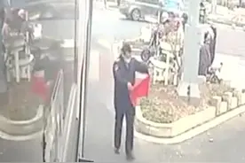 （视频）@太原人！江苏淮安公交司机捡起国旗后叠好收起，小小举动，是对祖国最深的爱图片