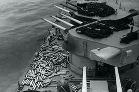 军舰发射完炮弹后，留下来的弹壳怎么处理？回收还是扔海里？图片