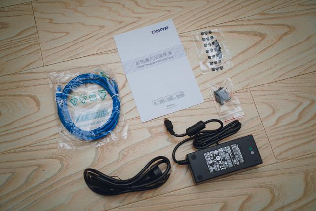 历史低价买到九盘位万兆 NAS 机皇：威联通 TS-H973AX