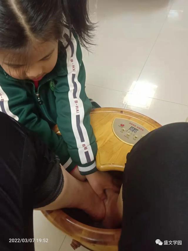 小小的行动,大大的爱!盛文学校幼儿园三八女神节活动纪实