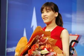 桑兰：在美摔成终身瘫痪获赔1千万，33岁冒死产子，老公宠成公主图片