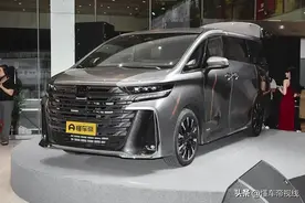 新车 | 89.9万起 配皇冠车标/2.5升混动 全新丰田皇冠威尔法实拍解析图片