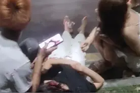 小伙带女生飙车出事故，女生昏迷他仍玩手机，知情人：已进重症室图片