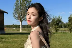 林允儿真不愧周星驰选中的女孩，穿什么都有一种独特的时尚感！图片