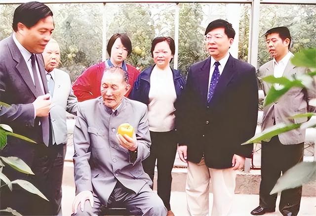 洪学智晚年卧病，大儿子前来探望，他质问：你是怎么当的省长