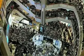 王俊凯上海品牌活动，现场粉丝人山人海，差点致商场内部瘫痪图片