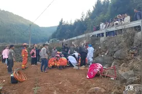 打地机刀片死死“咬”住男子小腿，血肉模糊...图片