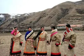 西藏民俗风俗习惯一一脱下藏袍右袖图片