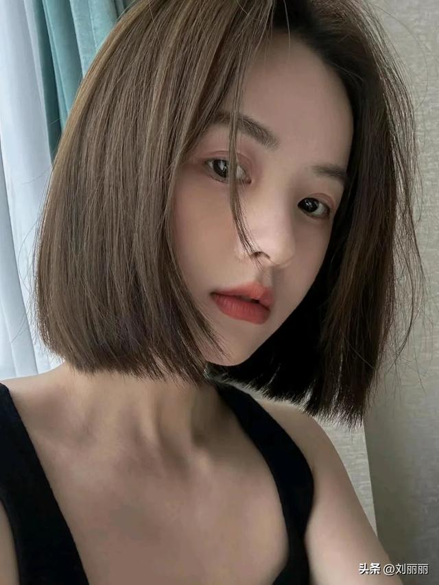 最经典的短发莫过于齐脸的bobo头发型,低层次的bobo头发型发尾形成