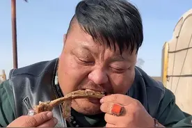 内蒙网红恩克：和好兄弟反目成仇，直播时吐血，睡觉要用呼吸机图片