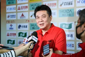 中国女排进入8强，国际排联发文报道李盈莹，表现获赞图片