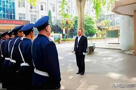 保安每天上班12小时，全年无休大家说合理吗？图片