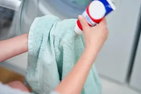 洗衣服时不要只放洗衣液，教你4个小妙招，洗完后衣服干净如新图片