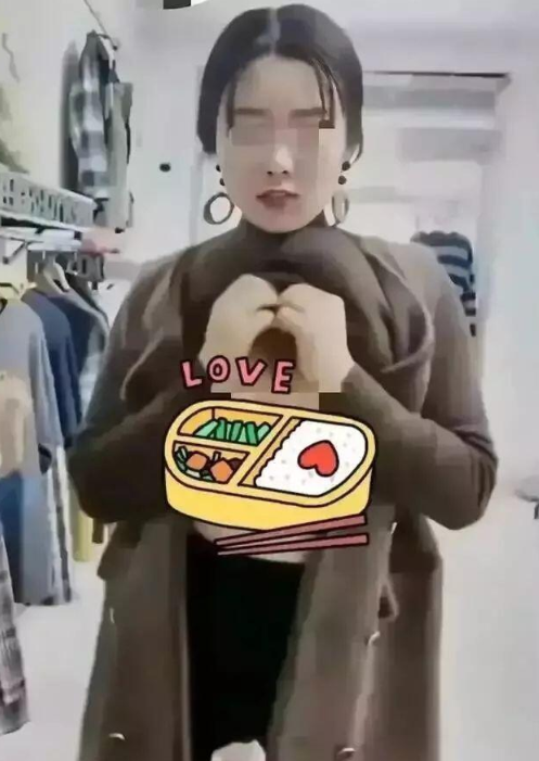 女主播直播“脱裤 露乳” 只为满足榜一大哥打赏，网友：脸都不要了