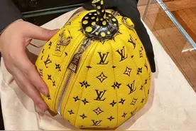 女子花64000元买LV包，付款后店家称已被人预订，要做退款处理遭拒，律师认为付款成功意味着合同关系成立图片