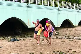 父亲教女儿游泳，双双被潮水困住！海上救援队长一人救俩图片