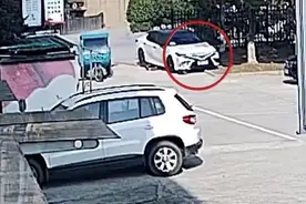 浙江湖州 一开三轮车老人撞上汽车，整个人飞出去被卷入车底图片