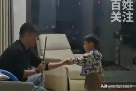 及时教育：三岁男孩冲妈妈大吼大叫，被父亲打手心并罚站图片