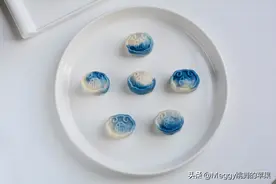 做几块青花瓷冰皮月饼，软糯香甜，不烤不回油，做完就能吃图片