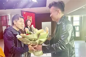 南阳市特殊教育学校优秀毕业生陈霆回到母校 载誉归来 手捧鲜花谢师恩图片