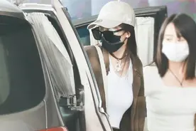 杨幂受伤后首露面！穿露脐装上班超模腿太性感，眼睛绑纱布好心疼图片