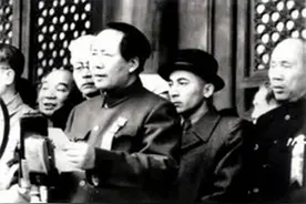开国大典上，毛主席身后站着一个年轻人，戴着黑色礼帽，他是谁？图片