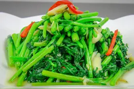 入冬后，萝卜、白菜靠边站，抓紧吃茼蒿，鲜嫩营养，炒菜吃真香图片