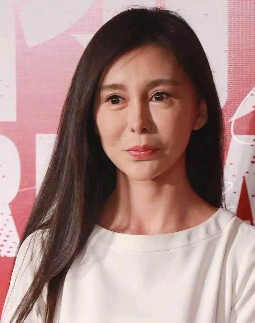 郎朗：3岁学钢琴，17岁成名，同刘亦菲传过绯闻，终娶小12岁娇妻