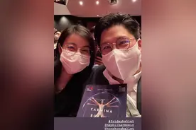 霍启刚郭晶晶看芭蕾舞剧，两人戴同款眼镜相依偎，越来越有夫妻相图片