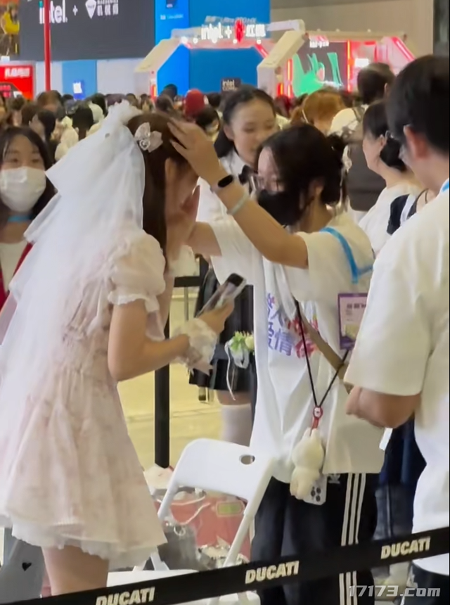 腾讯14款游戏BW抢人，却被韩援Coser抢风头，三天暴涨百万粉