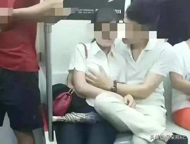 情侣在车厢内激情摸胸亲吻，女子陶醉闭眼享受，引发网友热议！
