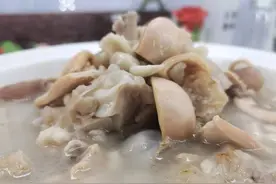 为什么广东人煲的猪脚墨鱼汤这么鲜美，窍门很简单，全家爱吃图片