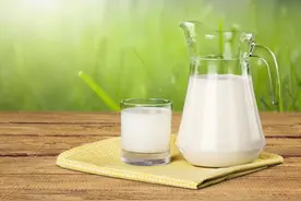 为什么牛奶加热后上面有层皮？图片