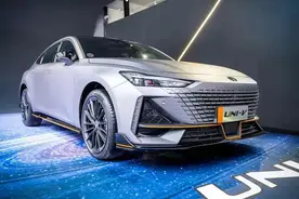 长安UNIV到店，10.89万起，配蓝鲸1.5T，对标思域图片