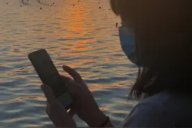 00后大学生兼职为母亲更换义眼：妈妈就是我的一切，我爱她图片