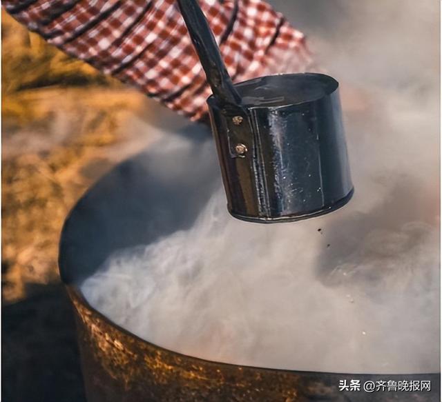 赖九禾酱酒，赤水河畔的大师秘酿，细腻绵柔，滴滴不凡，懂酒的进