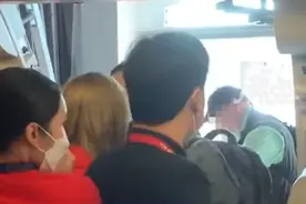 网传亚航为等2名外国游客延误3小时，乘客：上百人等着，飞机上没吃没喝的；机场回应：该航班确实延误图片