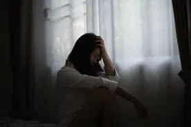 一位抑郁症患者的自述：陷入情绪黑洞10多年，我一直想努力爬出来图片
