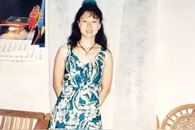 “体操王子”李宁身价百亿，58岁头发脱落，59岁妻子仍风韵犹存图片